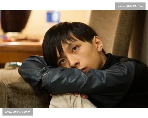 17 岁德查瓦立首秀封神！前蹴 KO 震撼 ONE 赛场