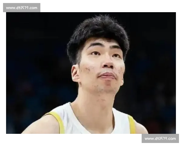 2 米 23 余嘉豪爆发！西乙轰 12+4 破低迷，放弃 600 万太值